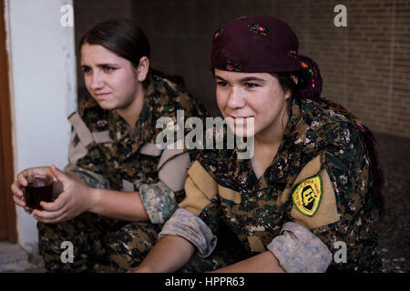 Certains combattants féminins Yazidis, aussi jeunes que 14 ans avec la nouvelle toutes les femmes-Êzidxan YJÊ (unités de femmes) une partie de l'unité Résistance Sinjar Banque D'Images