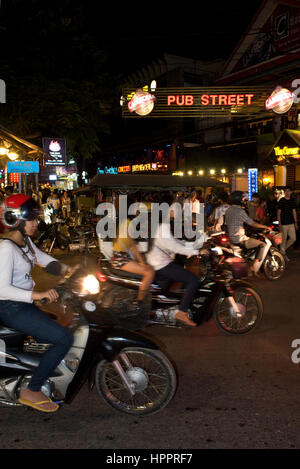 Scène de rue animée à Siem Reap, Cambodge, regardant vers le bas de la rue 'Pub' avec les mobylettes, les sections locales, les touristes et les Tuk Tuks. Banque D'Images