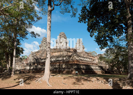 Un grand angle de vue - Ta Keo l'un des temples au complexe d'Angkor lors d'une journée ensoleillée avec ciel bleu. Banque D'Images