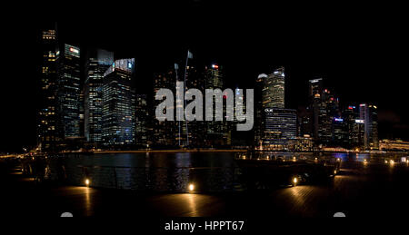 Photo 2 une croix vue panoramique sur la ville dans la nuit de la tour de blocs et gratte-ciel du quartier central des affaires (CBD) à Singapour. Banque D'Images