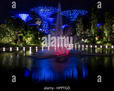 Supertrees en raison de les jardins de la baie au cours d'OCBC Jardin Rhapsody, spectacle de musique et de lumière. Banque D'Images