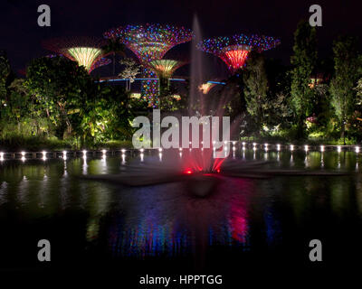 Supertrees en raison de les jardins de la baie au cours d'OCBC Jardin Rhapsody, spectacle de musique et de lumière. Banque D'Images