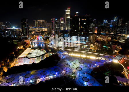 Une vue de la nuit de la ville zone de Clarke Quay Singapore skyline at night. Banque D'Images