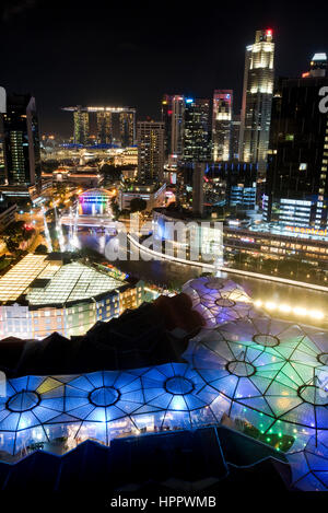 Une vue de la nuit de la ville zone de Clarke Quay à Singapour et skyline at night. Banque D'Images