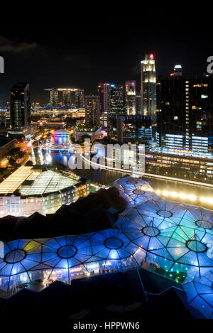 Une vue de la nuit de la ville zone de Clarke Quay à Singapour et skyline at night. Banque D'Images