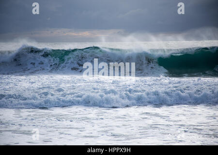 Tempête sur la mer avec de grosses vagues et écume de mer tourné et ciel nuageux Banque D'Images