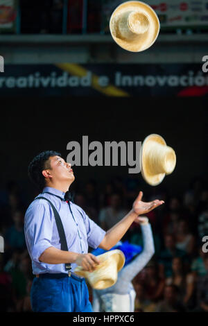 Young Asian man Juggling chapeaux. Cirque Jumbo Banque D'Images