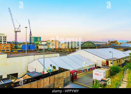 Londres - Juillet 06, 2016 : c'est une vue de la gare de Kings Cross et skyline pendant le coucher du soleil. Vous pouvez voir beaucoup de développement passe dans ce domaine recen Banque D'Images