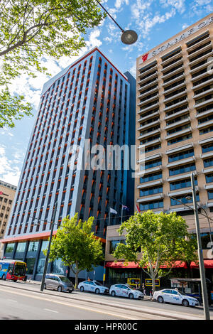 Adelaide, Australie - Novembre 11, 2016 : Des taxis attendent des passagers aller chercher près de l'hôtel Stamford sur North Terrace earli le matin Banque D'Images