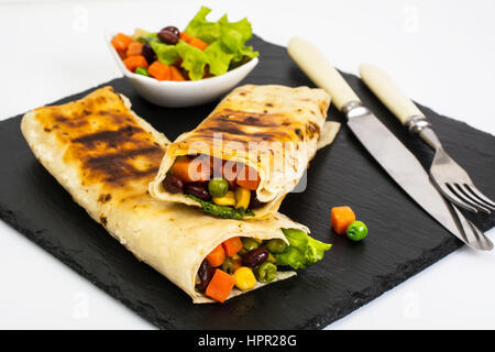 À partir de rouleaux aux légumes lavash sur pierre noire. Studio Photo Banque D'Images