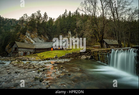 Ancien moulin à eau en bois au niveau National Nature Reserve Kvacianska dolina en Slovaquie après le coucher du soleil. Il a été restauré et sert de musée. Banque D'Images