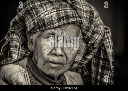 Portrait noir et blanc d'une vieille femme autochtone au Myanmar Banque D'Images