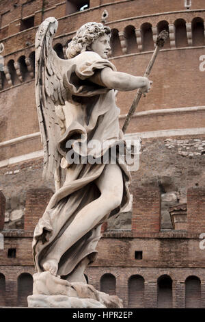 Ange avec l'éponge du sculpteur Antonio Giorgetti, sur le pont en face de Castel Sant'Angelo Banque D'Images