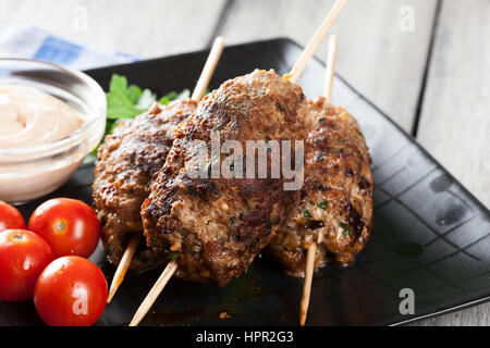 Kofta grillées avec des légumes sur une assiette. Selective focus Banque D'Images