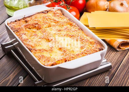 Petites lasagnes savoureuses en cocotte en céramique Banque D'Images