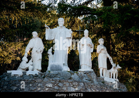 Statue de Saint Benoît et ses disciples qui sont à l'entrée du monastère du saint près de Subiaco en Italie centrale Banque D'Images