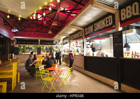 Mercato Metropolitano, ancienne usine à papier désaffectée, 45000 pieds carrés d'espace du marché offrant un mélange de cuisine italienne et producteurs-artisans basé à Londres. Banque D'Images