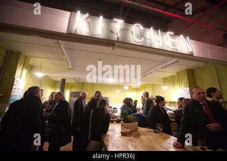 Mercato Metropolitano, ancienne usine à papier désaffectée, 45000 pieds carrés d'espace du marché offrant un mélange de cuisine italienne et producteurs-artisans basé à Londres. Banque D'Images