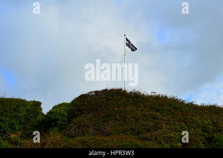 St Piran's flag flying au sommet d'une colline Banque D'Images