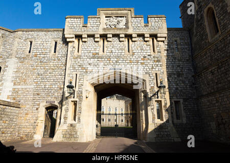 Saint George's Gateway et de la porte à l'intérieur du château de Windsor. Windsor, Berkshire. UK. Lors d'une journée ensoleillée avec soleil et ciel bleu / ciel. Banque D'Images