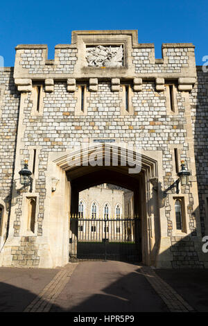 Saint George's Gateway et de la porte à l'intérieur du château de Windsor. Windsor, Berkshire. UK. Lors d'une journée ensoleillée avec soleil et ciel bleu / ciel. Banque D'Images