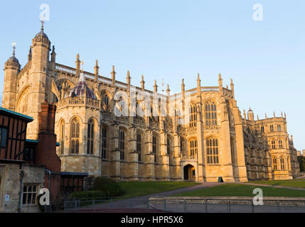 La façade sud / sud de l'aspect de la chapelle Saint George, à l'intérieur du château de Windsor. Windsor, Berkshire. UK. Dès les beaux jours avec sun & blue sky / ciel. Banque D'Images