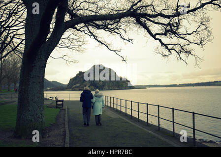 Château de Dumbarton rock vu de la berge à leven parc vieille couple walking Banque D'Images