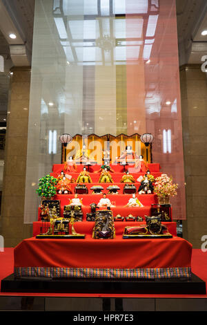 Les Poupées Hina Matsuri sur l'affichage sur des étagères couvertes de tissu rouge dans le foyer de magasin Takashimaya, Chūō, Tokyo. Banque D'Images