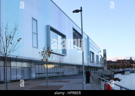 La nouvelle extension à l'arrière du Waterfront Hall, un lieu de spectacles, concerts, conférences et manifestations, à l'Irlande du Nord Belfast, Laganside, UK. Banque D'Images