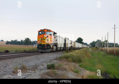 Train de marchandises en direction de la BNSF transportant du charbon dans Henry Comté (Iowa). Banque D'Images