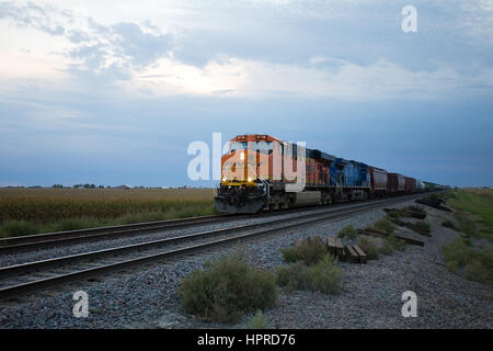 Train de marchandises en direction de la BNSF transportant du charbon dans Henry Comté (Iowa). Banque D'Images