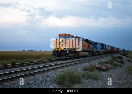 Train de marchandises en direction de la BNSF transportant du charbon dans Henry Comté (Iowa). Banque D'Images