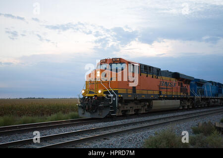 Train de marchandises en direction de la BNSF transportant du charbon dans Henry Comté (Iowa). Banque D'Images