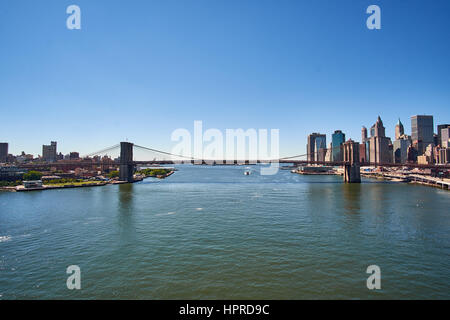 NEW YORK - 25 SEPTEMBRE : à l'Est de la rivière Pont de Manhattan avec Brooklyn et le centre-ville en arrière-plan Banque D'Images