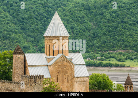 Église de château Ananuri complexes en Géorgie, à environ 72 kilomètres de Tbilissi. Célèbre Monument. Patrimoine historique culturel. Endroit populaire. Banque D'Images