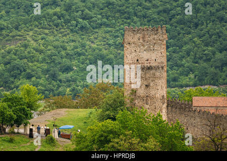 Château Ananuri complexes en Géorgie, à environ 72 kilomètres de Tbilissi. Patrimoine historique culturel. Grande tour Sheupovari est préservé Locat Banque D'Images