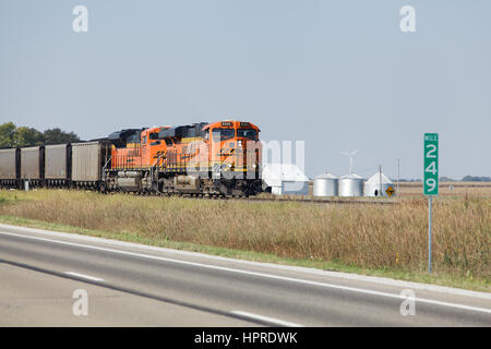 Un train de marchandises transportant du charbon en passant par l'Iowa, Danville. Banque D'Images