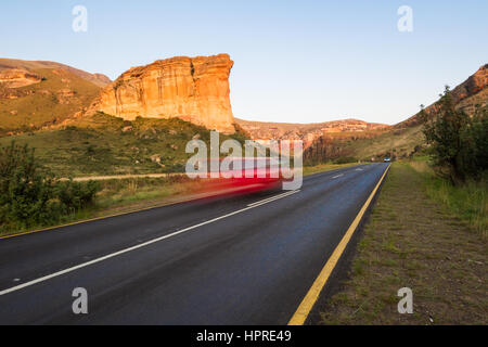 La vitesse d'une voiture par Brandwag Buttress monument à Golden Gate Highlands National Park, Afrique du Sud. Banque D'Images