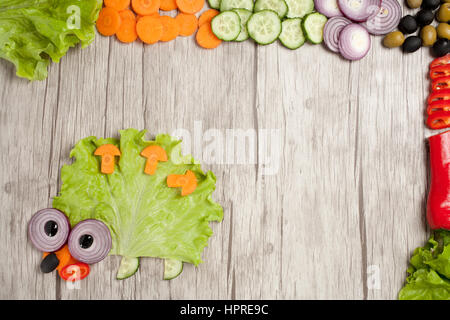 Hedgehog faite de légumes frais sur la table avec des ingrédients Banque D'Images