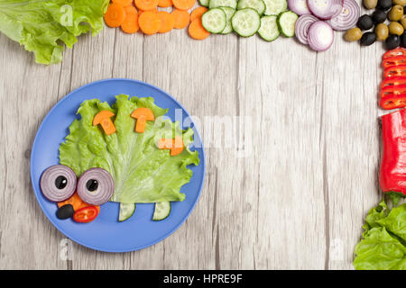 Hedgehog faite de légumes frais sur la plaque et le bois avec des ingrédients Banque D'Images