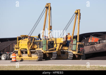 Un train de marchandises de BNSF a frappé une niveleuse de route à un passage à niveau à Danville, Iowa endommageant environ 30 wagons de charbon. Banque D'Images