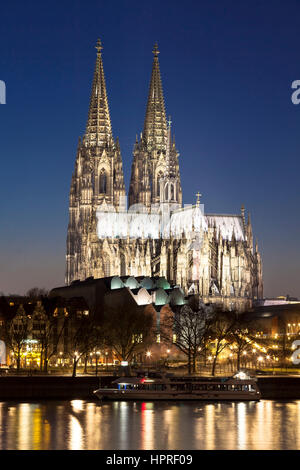 L'Europe, l'Allemagne, Cologne, vue sur le Rhin à la cathédrale et le Musée Ludwig. Banque D'Images