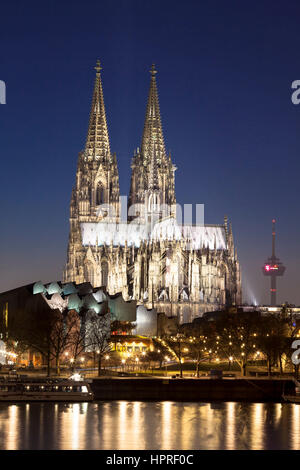 L'Europe, l'Allemagne, Cologne, vue sur le Rhin à la cathédrale et le Musée Ludwig. Banque D'Images