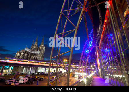 Allemagne, Cologne, vue du Théâtre Musical Dome sur la place Breslauer Platz à la cathédrale et de la gare principale. Banque D'Images