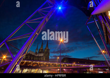 Allemagne, Cologne, vue du Théâtre Musical Dome sur la place Breslauer Platz à la cathédrale et de la gare principale. Banque D'Images