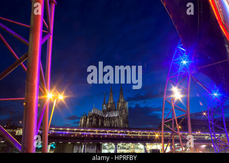 Allemagne, Cologne, vue du Théâtre Musical Dome sur la place Breslauer Platz à la cathédrale et de la gare principale. Banque D'Images