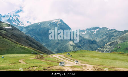 La Géorgie. Voitures de tourisme Rendez vus sur la route de l'église Sainte trinité Gergeti avec vue sur le mont Kazbek près du village de Gergeti en Géorgie. Banque D'Images