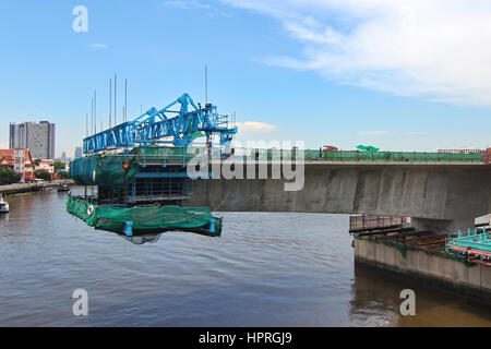 La construction du pont traversant la rivière Chao Phraya à Bangkok, Thaïlande Banque D'Images