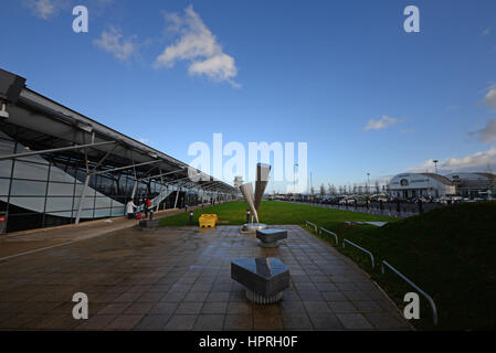 Terminal de l'aéroport de Londres Southend, gare de la sculpture et de l'infrastructure. RFC initialement RAF Rochford, Southend on sea, Essex Banque D'Images