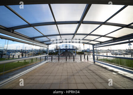 Gare et infrastructure de l'aéroport de Londres Southend. Passerelle couverte Banque D'Images